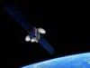 在太空的这一天! 1997 年 8 月 19 日:第一颗菲律宾卫星发射进入轨道 a cube-shaped satellite with several radar dishes on it