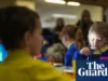 英国部分地区的课后托管费用现在为每年 2,800 英镑 Year of after-school care now costs £2,800 a child in parts of UK