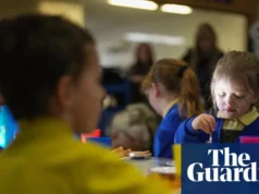 英国部分地区的课后托管费用现在为每年 2,800 英镑 Year of after-school care now costs £2,800 a child in parts of UK