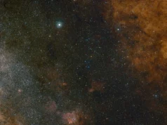 科学家刚刚发现了银河系中已知速度最快的恒星。它以每秒 15,500 英里的速度绕着我们的黑洞变焦 A view of the Milky Way's center.