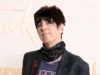 黛安·沃伦 (Diane Warren) 在洛杉矶街头收养了一头病毒性小猪 Diane Warren Adopts Viral Baby Pig Off Los Angeles Streets