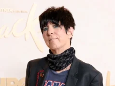 黛安·沃伦 (Diane Warren) 在洛杉矶街头收养了一头病毒性小猪 Diane Warren Adopts Viral Baby Pig Off Los Angeles Streets