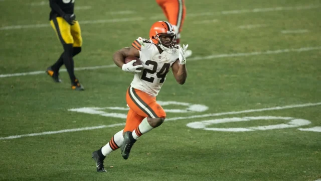 尼克·丘布 (Nick Chubb) 是历史上第四位以超过 1,000 次冲球、每次冲球超过 5 码退役的跑卫 尼克·丘布 (Nick Chubb) 是历史上第四位以超过 1,000 次冲球、每次冲球超过 5 码退役的跑卫