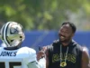圣徒将 LB Deion Jones 送到 49 人队换 RB Zamir White Saints send LB Deion Jones to 49ers for RB Zamir White