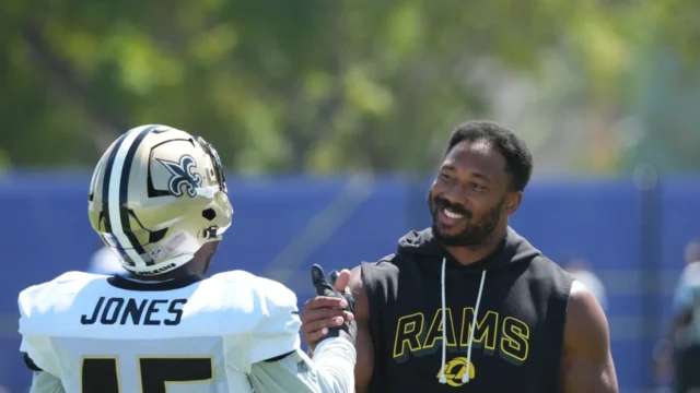 圣徒将 LB Deion Jones 送到 49 人队换 RB Zamir White