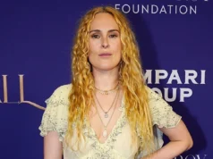 鲁默·威利斯 (Rumer Willis) 详细介绍了在与痴呆症作斗争期间失踪的父亲布鲁斯·威利斯 (Bruce Willis) 的“另一个版本” Rumer Willis Details Missing "Different Version" of Dad Bruce Willis Amid Dementia Battle