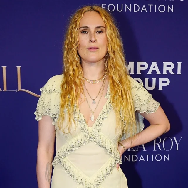鲁默·威利斯 (Rumer Willis) 详细介绍了在与痴呆症作斗争期间失踪的父亲布鲁斯·威利斯 (Bruce Willis) 的“另一个版本”