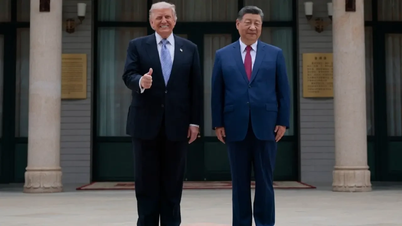 唐纳德·特朗普表示,在贸易紧张局势中,中国国家主席习近平将在两周内访问美国 美国总统唐纳德·特朗普(左)与中国国家主席习近平合影留念。图片/法新社