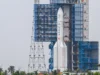 恶劣天气推迟了中国历史性的嫦娥七号月球南极任务的发射 China's Chang'e 7 lunar probe and its Long March 5 rocket are transferred to their pad at the Wenchang Spacecraft Launch Site on Aug. 19, 2026 in Wenchang, Hainan Province.