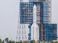恶劣天气推迟了中国历史性的嫦娥七号月球南极任务的发射 China's Chang'e 7 lunar probe and its Long March 5 rocket are transferred to their pad at the Wenchang Spacecraft Launch Site on Aug. 19, 2026 in Wenchang, Hainan Province.
