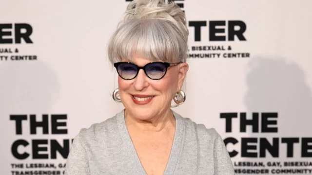 Bette Midler 将登上排行榜冠军的人工智能歌曲称为“文化灭绝”