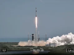 SpaceX 从佛罗里达州发射 29 颗 Starlink 卫星进入轨道(视频、照片) A black and white spacex falcon 9 rocket first stage sits on the deck of a ship at sea.