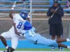 克伦肖在最后几秒进球击败帕利塞德 Crenshaw High receiver Jacori Starks catches the ball while being dragged down by Palisades’ Michael Brown.
