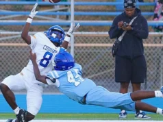 克伦肖在最后几秒进球击败帕利塞德 Crenshaw High receiver Jacori Starks catches the ball while being dragged down by Palisades’ Michael Brown.
