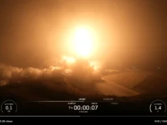 SpaceX 在黎明前从加州发射 Starlink 卫星送入轨道 A bright fireball illuminates a dark predawn setting.