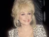 多莉·帕顿 (Dolly Parton) 的独特风格:这位偶像如何超越她的制服 Dolly Parton performs at Georgia Tech's Alexander Memorial Coliseum on Oct. 22, 1977, in Atlanta. Source: Getty