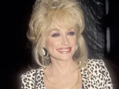 多莉·帕顿 (Dolly Parton) 的独特风格:这位偶像如何超越她的制服 Dolly Parton performs at Georgia Tech's Alexander Memorial Coliseum on Oct. 22, 1977, in Atlanta. Source: Getty
