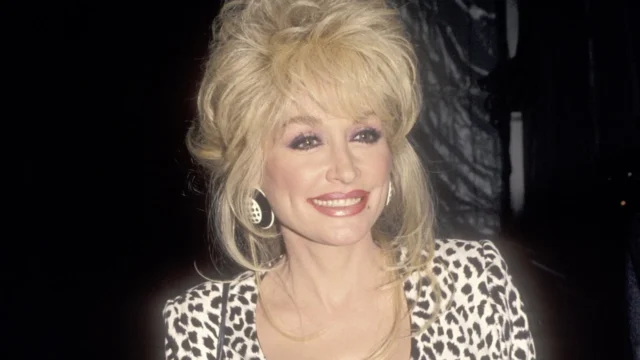 多莉·帕顿 (Dolly Parton) 的独特风格:这位偶像如何超越她的制服 多莉·帕顿 (Dolly Parton) 的独特风格:这位偶像如何超越她的制服