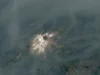 野火烟雾笼罩太平洋西北地区的火山2026 年 8 月 17 日当天的太空照片 A volcano emerging from a blanket of smoke.