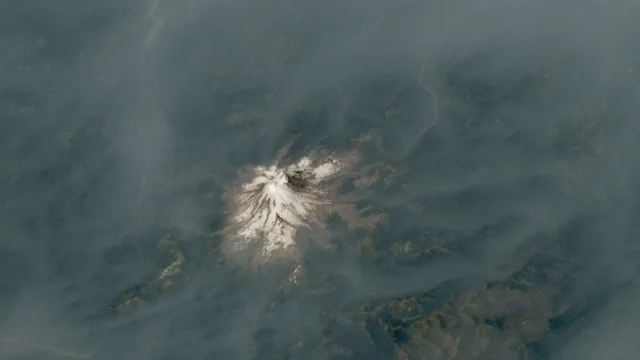 野火烟雾笼罩太平洋西北地区的火山2026 年 8 月 17 日当天的太空照片 野火烟雾笼罩太平洋西北地区的火山2026 年 8 月 17 日当天的太空照片