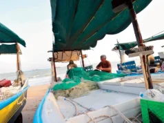 伊朗就霍尔木兹海峡主权问题回击特朗普 Fishermen check their nets near Bandar Abbas city, along the Strait of Hormuz. PIC/AFP