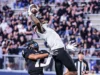 贾登·杰斐逊 (Jaden Jefferson) 和昆汀·黑尔 (Quentin Hale) 带领 Corona Centennial 战胜 Servet Corona Centennial's Quentin Hale makes a spectacular, one-handed catch against Servite.