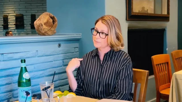 珍娜·费舍尔 (Jenna Fischer) 承认她在颁奖典礼上“完全假装”是康纳·斯托里 (Connor Storrie) 的公关人员