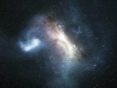 最早被食人银河“吞噬”的星系在其心脏留下了疤痕 This artist's impression depicts that collision between the Milky Way and LKH which occurred over millions of years.