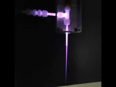 科学家为宇航员打造“洗衣枪”,通过喷射等离子体来清洗衣服 A purple beam that ends in little streaks of lightning bolts.