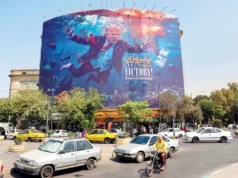 伊朗威胁对 45 艘列入黑名单的船只进行罚款和扣押 Motorists drive past an anti-US billboard in Tehran on Monday. PIC/AFP