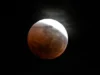 距离 96% 月偏食仅剩 1 周:以下是您需要了解的信息 A photo of a full moon captured during a lunar eclipse in a black sky. Earth's shadow covers the moon, turning it a dull crimson, while a thin crescent is visible to the upper right of the lunar disk.