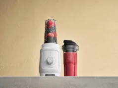 Vitamix 首款个人搅拌机 Nano 来了 – CNET The black Vitamix Nano next to its cup filled with an orange smoothie and plate of citrus.