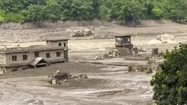 尼泊尔洪水:官方称尼泊尔遭遇倾盆大雨,造成46人死亡、500人失踪 尼泊尔洪水:官方称尼泊尔遭遇倾盆大雨,造成46人死亡、500人失踪