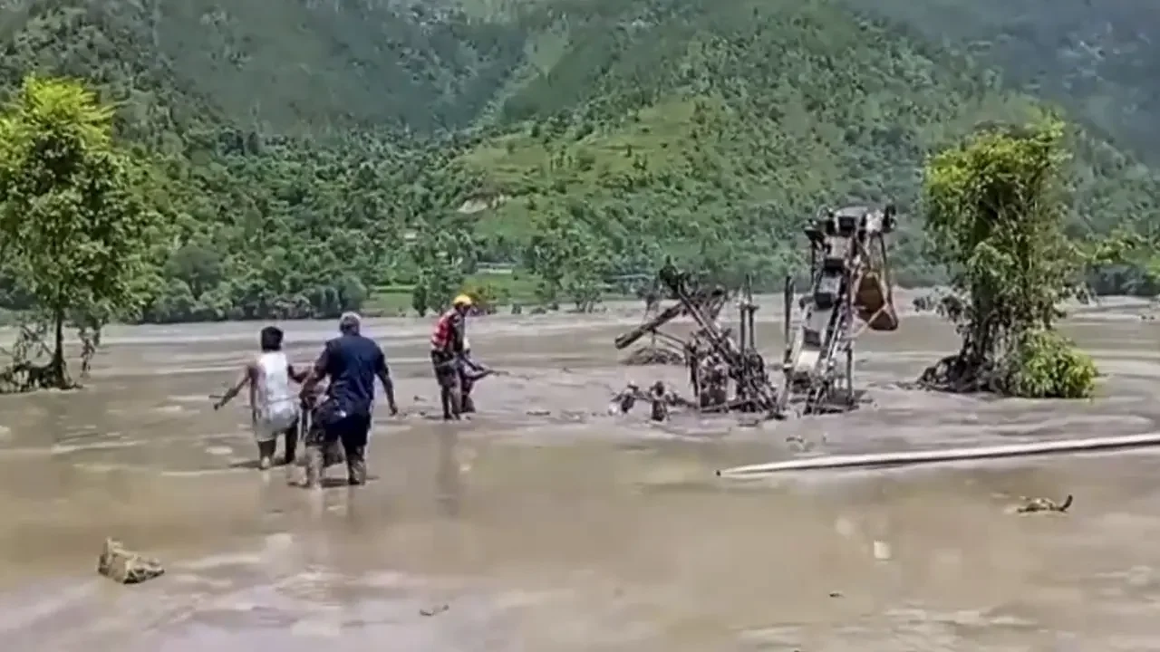 据报道，周三上午，博特科西河水位突然上涨。图片/PTI