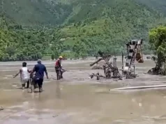 尼泊尔洪水:尼泊尔大洪水后数百名旅客失踪,其中291名外国人 The sudden rise in water levels in the Bhote Koshi River was reported on Wednesday morning. Pic/PTI