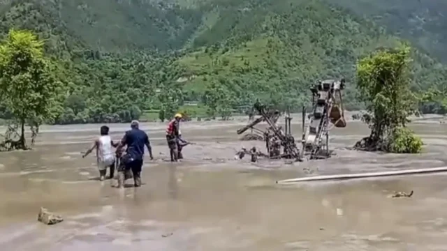 尼泊尔洪水：尼泊尔大洪水后数百名旅客失踪，其中291名外国人