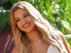 《外滩群岛》明星麦迪逊·贝利谈节目“奇怪地缺乏代表性” 'Outer Banks' Star Madison Bailey On Show's "Lack Of Queer Representation"