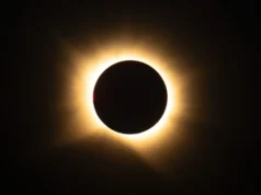2026 年日全食令人惊叹的宇宙奇观让数百万人兴奋不已(照片、视频) a thin white line of wispy light on a black background
