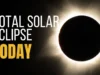 今天的日全食将使数百万人的天空变暗!这是你需要知道的 text on the left reads total solar eclipse today and on the right is the sun during totality appearing as black circle surrounded by a white halo.