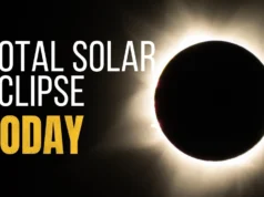 今天的日全食将使数百万人的天空变暗!这是你需要知道的 text on the left reads total solar eclipse today and on the right is the sun during totality appearing as black circle surrounded by a white halo.
