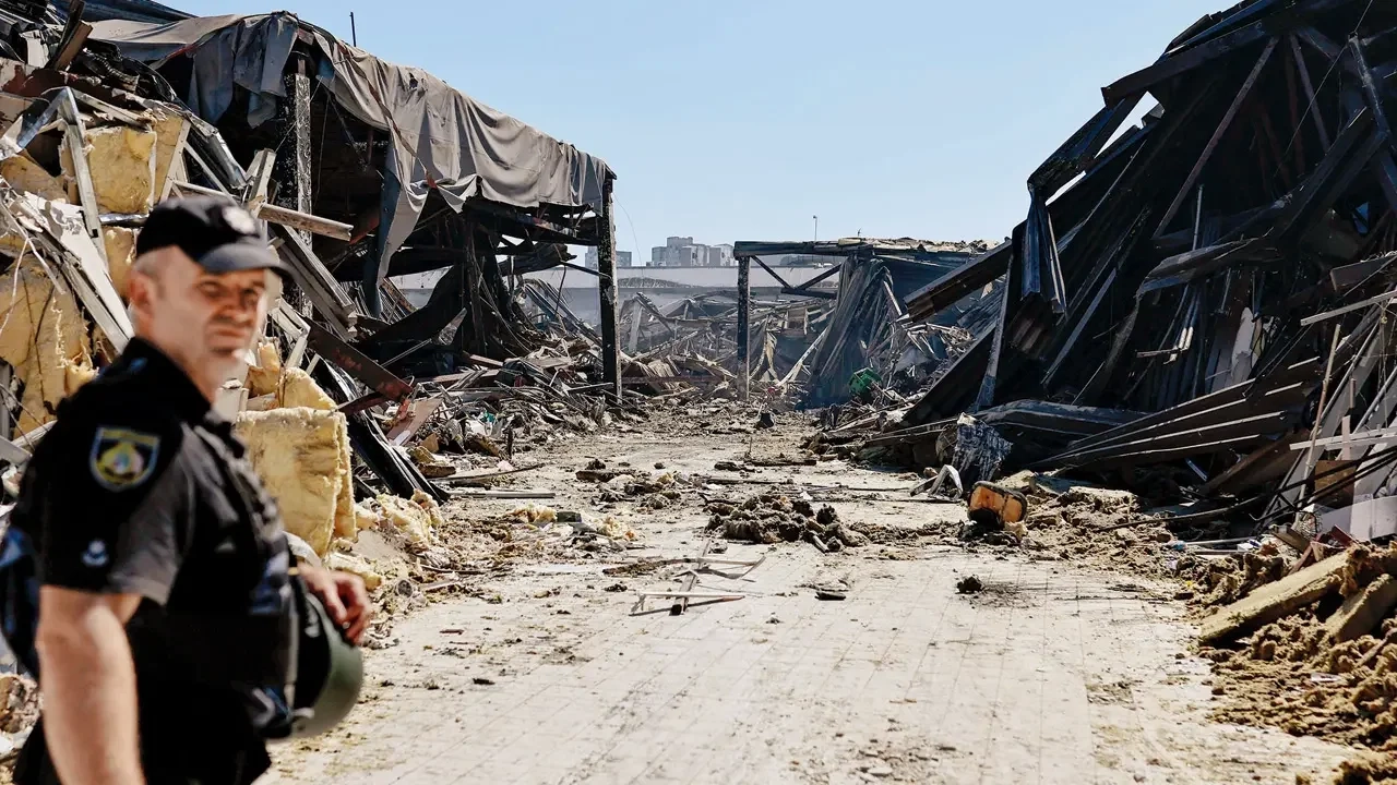俄罗斯称防空系统在19个地区摧毁了250架乌克兰无人机 一名警察走过克里沃罗格一家因俄罗斯袭击而受损的购物中心。图片/法新社