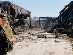 俄罗斯国防部称12小时内拦截250架乌克兰无人机 A police officer walks at the site of a shopping mall damaged following a Russian strike in Kryvyi Rih. PIC/AFP