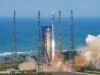 中国通过连续发射从长征火箭爆炸中恢复过来(视频) A white Long March 12 rocket lifts off against the backdrop of a rich blue sea.