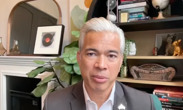 罗布·邦塔 (Rob Bonta) 表示，“有说服力”的元数据正在实验中。