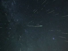 英仙座流星雨会变得更加壮观吗? 2028 年木星可能会向地球发射更多“流星” Dozens of meteors are photographed streaking towards the observed through a starry night sky.