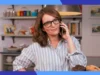 “30 Rock”在无线电城重聚庆祝成立 20 周年 获取门票。 Tina Fey looks off into the distance while on the phone.