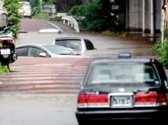 日本洪水:创纪录的降雨导致千叶县五人死亡、数千人滞留 Abandoned cars seen partially submerged on a flooded road in Sakura, Chiba prefecture. PICS/AFP