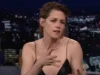 克里斯汀·斯图尔特 (Kristen Stewart) 在购买历史悠久的电影院后给出了影院体验的理由:“你想在黑暗中闲逛” Reggie Bannister arms himself in a scene from the film 'Phantasm III: Lord Of The Dead', 1994. (Photo by Starway International Inc/Getty Images)