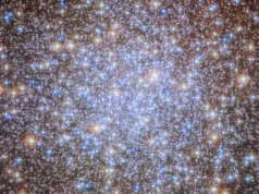 古老的星星在天体吊灯中耀眼夺目| 2026 年 8 月 21 日当天的太空照片 A starfield with bright stars in blue, white, yellow and orange.