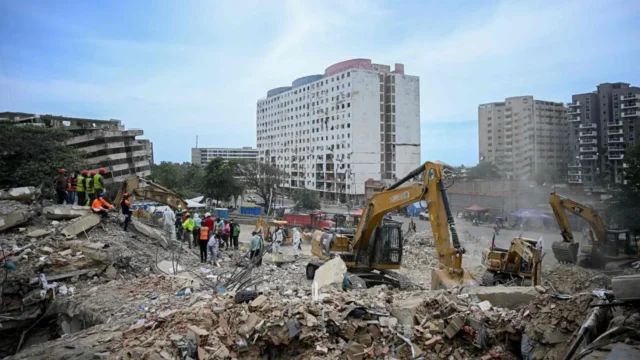 委内瑞拉地震造成的死亡人数为 6,438 人，估计有数千座建筑物倒塌。